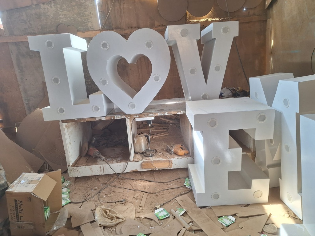 Letras LOVE de 80 cm con iluminación precio por letra (copiar)