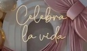 Letrero de neón celebra la vida